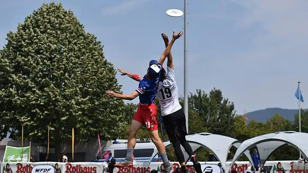 Studenten spielen Frisbee