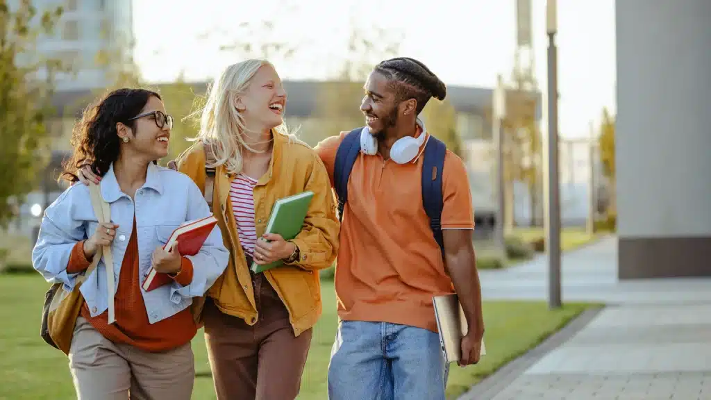Studenten vor dem Wohnheim im Gespräch