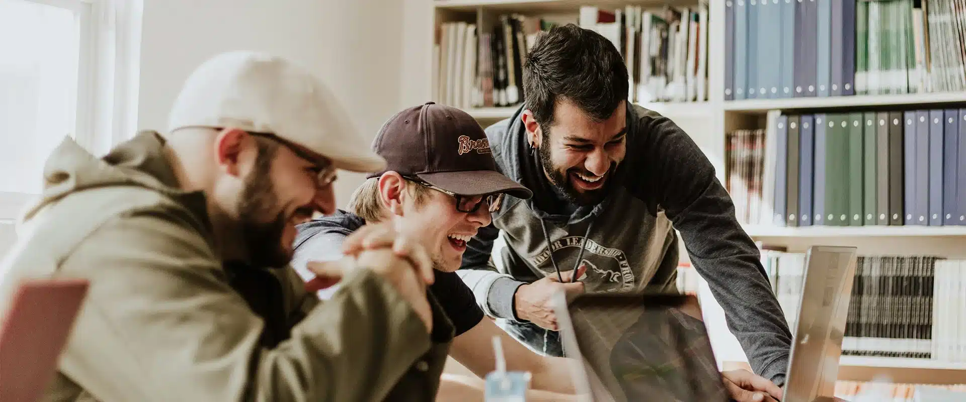 Studenten sitzen zusammen und arbeiten